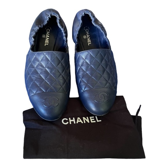 CHANEL Shoes - Chanel  shoes Loafers Navy Lamb leather quilted CC logo Flats sz 37.5